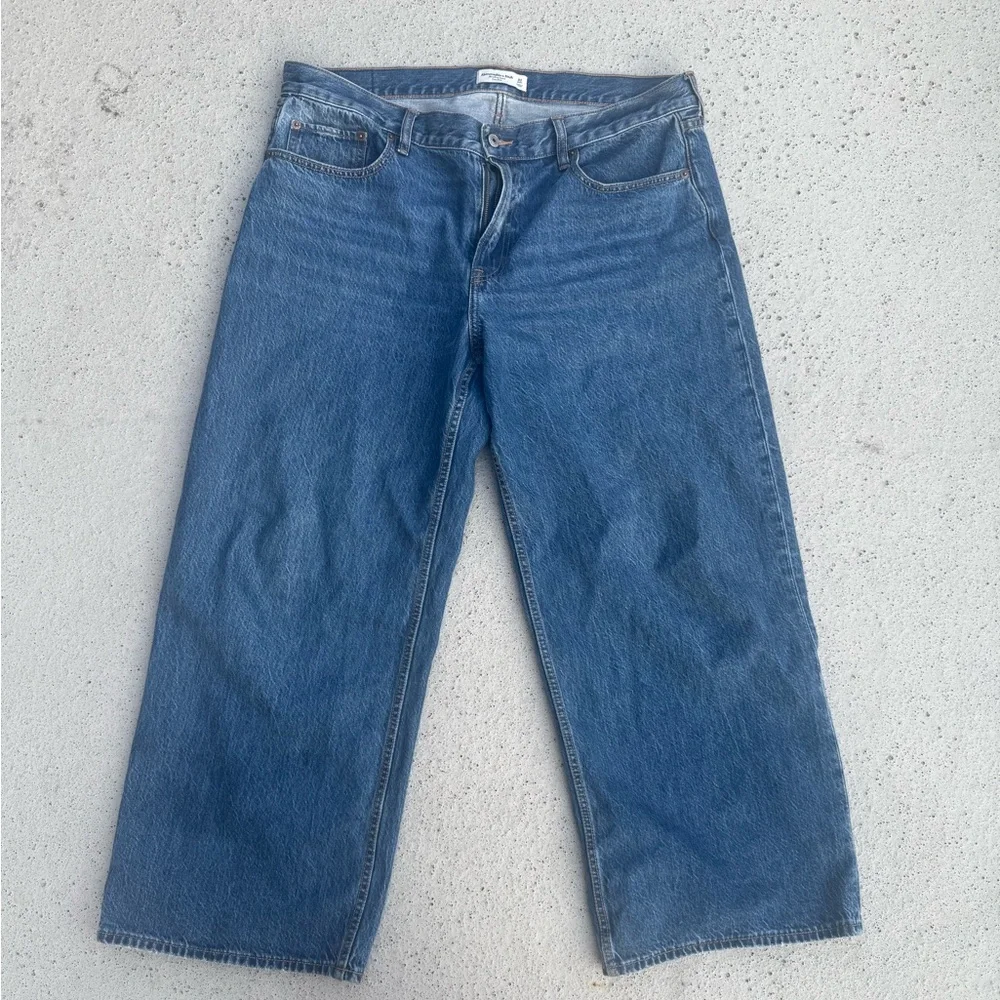 Abercrombie & Fitch Wide-Leg Blue Crop Jeans